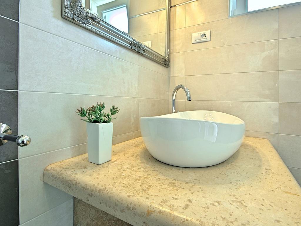 Charming Beachfront Holiday Home In פורץ מראה חיצוני תמונה