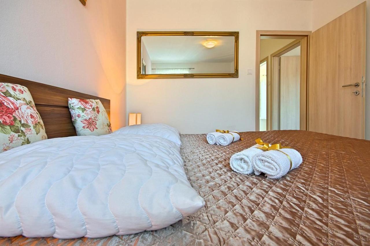Charming Beachfront Holiday Home In פורץ מראה חיצוני תמונה