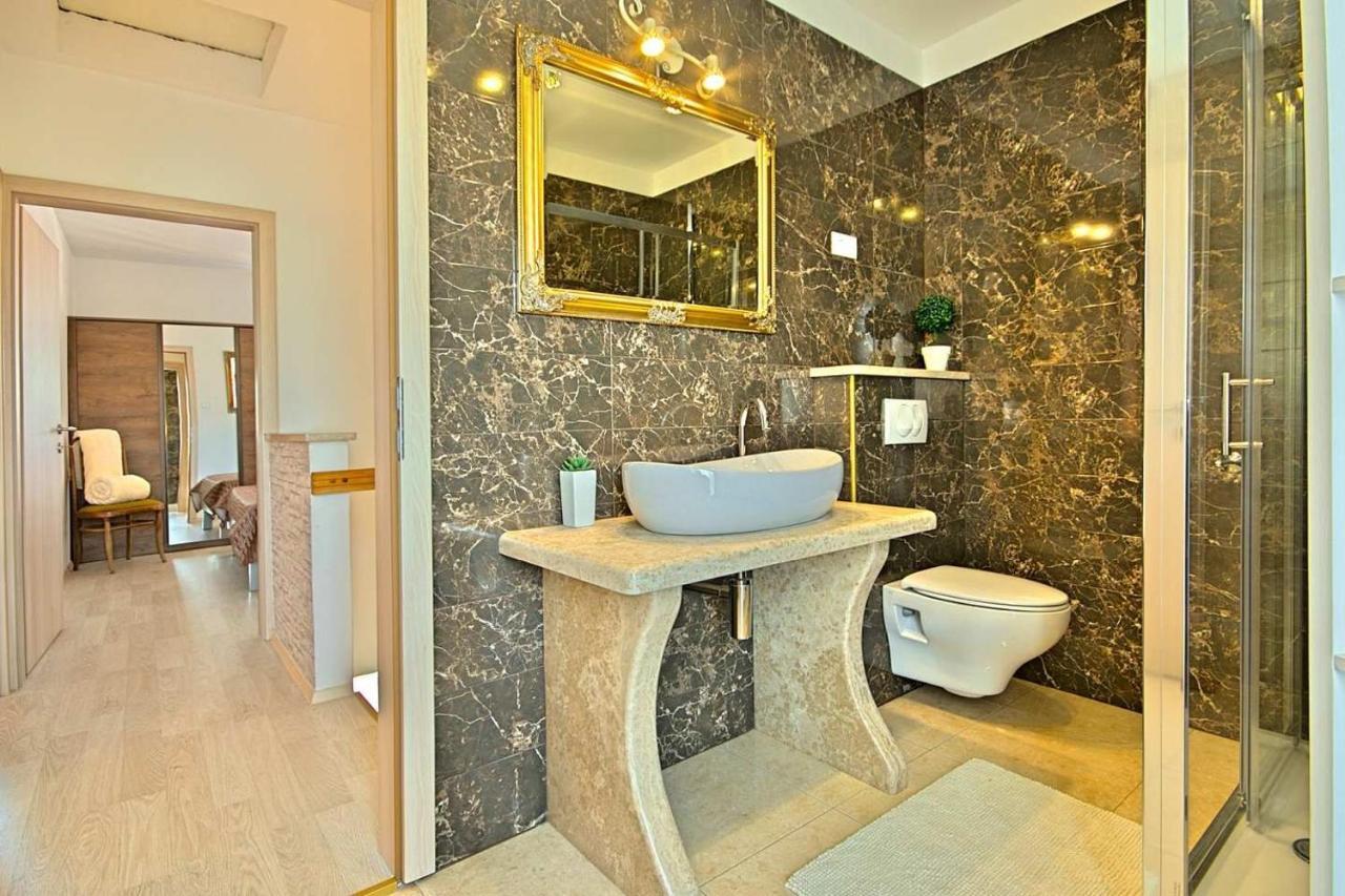 Charming Beachfront Holiday Home In פורץ מראה חיצוני תמונה